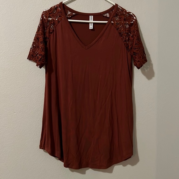 Zenana Signature top with lace sleeves - Picture 2 of 6